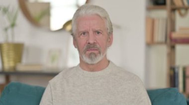 Yaşlı bir adamın tasvip etmediği portresi. 