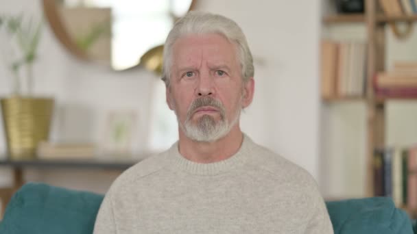 Porträt eines alten Mannes, der zu Hause verloren hat — Stockvideo