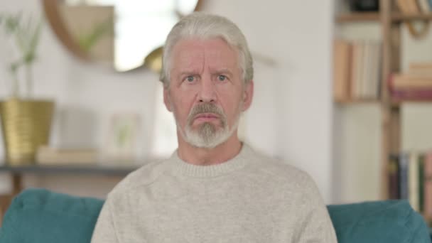 Porträt eines älteren Mannes, der zu Hause schreit und schreit — Stockvideo