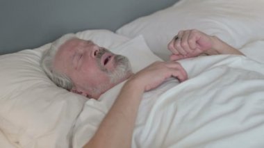 Yatakta Uykudan Uyanan Yaşlı Yaşlı Adam 