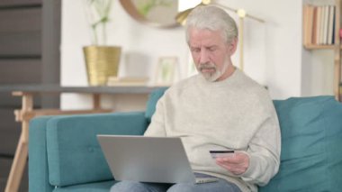 Dizüstü bilgisayarda Online Alışveriş Başarı Kanepede Yaşlı Adam tarafından