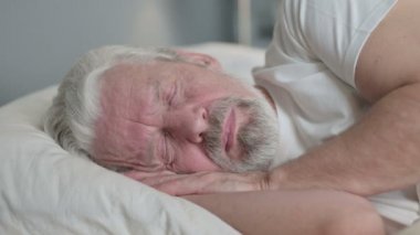 Yatakta Uyuyan Yaşlı Yaşlı Adam 'ın yakın çekimi. 