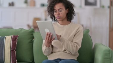 Koltukta Tablet kullanan genç Afrikalı Kadın 