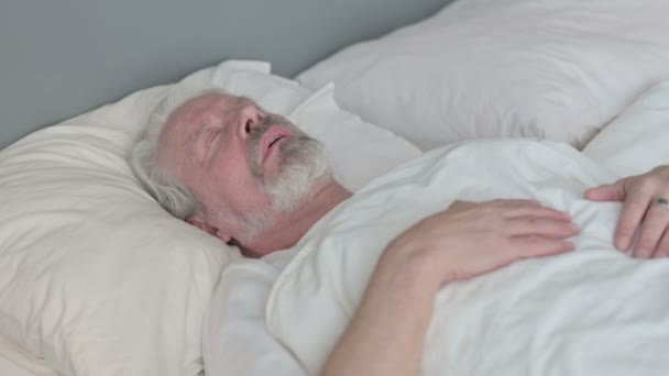 Старший старик с кашлем в постели — стоковое видео