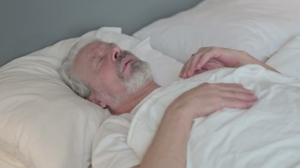 Lelah Senior Old Man dengan Neck Pain di Bed — Stok Video