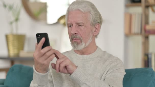 スマートフォン上のシニア老人損失の肖像 — ストック動画