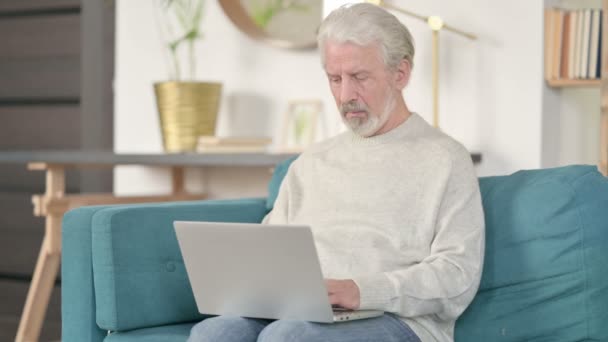 Idős Öreg Záró Laptop a kanapén, Megy el — Stock videók