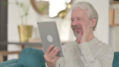 Koltukta Tablet 'te Yaşlı Yaşlı Adam' ın Portresi Kutlanıyor 