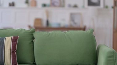 Genç Afrikalı Kadın Kanepe 'den Dizüstü bilgisayar Açıyor 