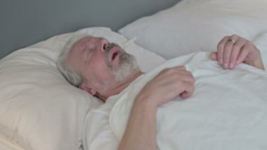 Huzursuz Yaşlı Adam Yatakta Uyumaya Çalışıyor 