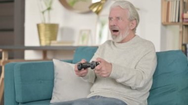 Sunbae Kanepe 'de Belgeler Okuyor 