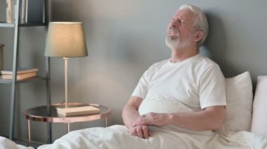 Yaşlı bunağın yatakta sırt ağrısı çekmesi yorucu. 