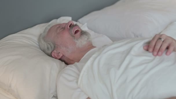 침대에서 악몽에서 깨어나고 있는 노인 — 비디오