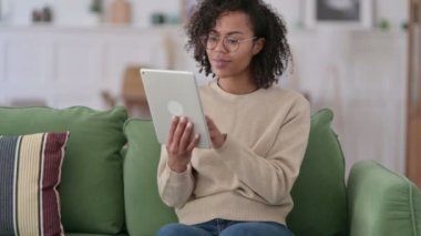 Tablet 'te Video Sohbeti: Kanepede Genç Afrikalı Kadın 