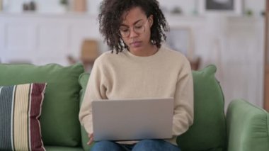 Dizüstü bilgisayardaki çevrimiçi video çağrısı: Koltuktaki Genç Afrikalı Kadın 