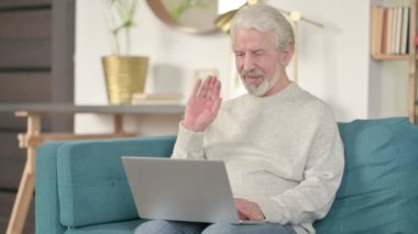 Dizüstü bilgisayardaki çevrimiçi Görüntü Çağrısı: Yaşlı Yaşlı Yaşlı Adam Kanepede 