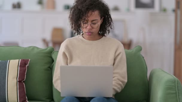 Laptop Work by Young African Woman with Neck Pain στον καναπέ — Αρχείο Βίντεο