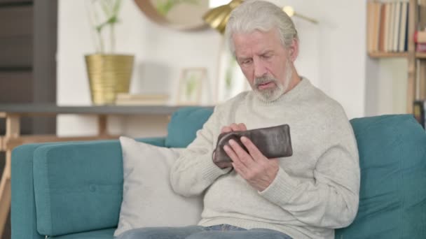 Senior oude man staat op, gaat weg van Sofa — Stockvideo