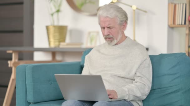 Laptop-Arbeit eines älteren Mannes mit Nackenschmerzen auf Sofa — Stockvideo