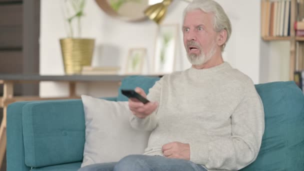 Kanepede Video Oyunu 'nda Başarı Kutlaması Kıdemli Yaşlı Adam — Stok video