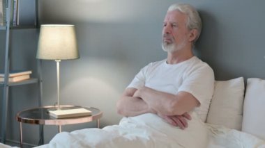 Yatakta Oturan Yaşlı Adam 'ın Tabelası Yok, Onaylamıyorum 