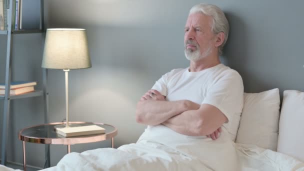 Viejo en cama sacudiendo la cabeza en la aprobación — Vídeos de Stock
