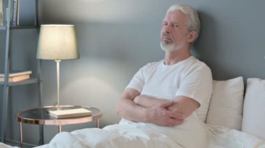 Yatakta Oturan Yaşlı Adam 'dan Başparmaklar Yukarı, Minnettar 