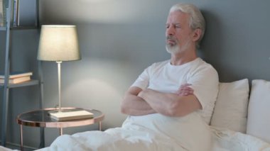 Mutlu Yaşlı Adam Yatakta Kameraya Gülümsüyor 