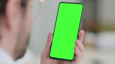 Yeşil Krom Anahtar Ekranı ile Smartphone 'a tıklanıyor