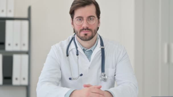 若い男性医師の肖像｜スマイリングカメラ — ストック動画