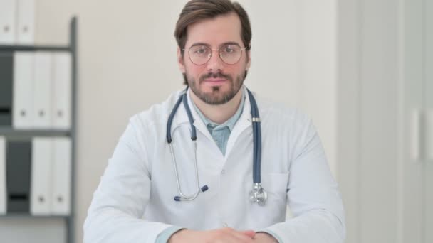 Portret van jonge mannelijke arts praten op video oproep — Stockvideo