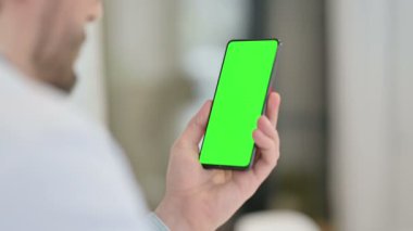 Genç adamın Smartphone, Chroma Screen kullanarak Arka Görünümü