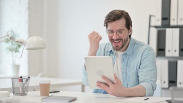 Επιτυχημένος άνθρωπος Γιορτάζοντας στο Tablet στην εργασία — Αρχείο Βίντεο