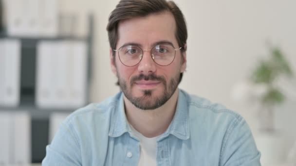 Retrato de un joven exitoso celebrando — Vídeos de Stock