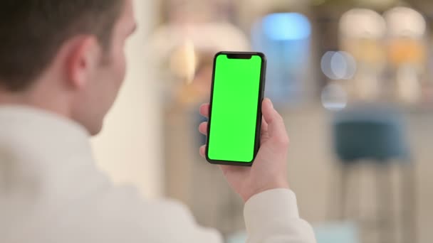 Achteraanzicht van de mens met behulp van Smartohone met Chroma Screen — Stockvideo