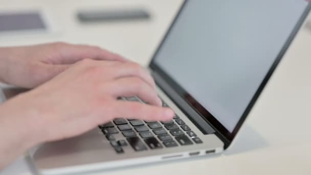 Primer plano de las manos del hombre escribiendo en el ordenador portátil — Vídeos de Stock