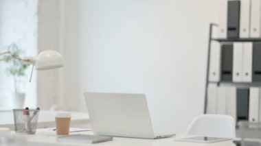 Genç Adam Laptopta Çalışarak Geri Dönüyor 