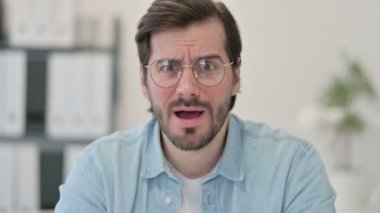 Hayal kırıklığına uğramış genç bir adamın portresi 