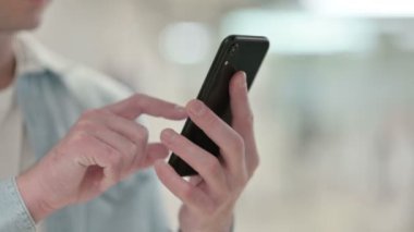 Akıllı Telefon Kullanan Adam 'ın Kapanışı 