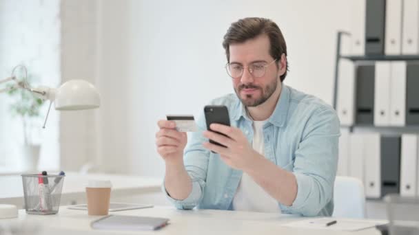 Pagamento Online bem sucedido em Smartphone por Homem — Vídeo de Stock