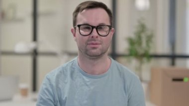 Kamerayı Gösteren Adam 'ın Portresi, Davet 