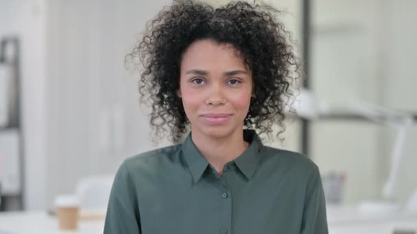 Retrato de una mujer africana apuntando a la cámara, invitando — Vídeo de stock