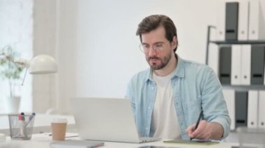 Laptop ve Tablet kullanan Genç Grafik Tasarımcı 