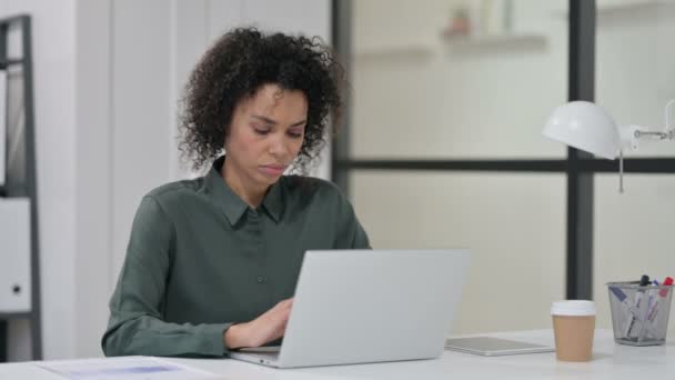 Afrikaanse vrouw met pijn in de pols tijdens het gebruik van laptop — Stockvideo