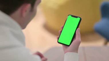 Krom Ekran ile Smartphone kullanan İnsanın Arka Görünümü 
