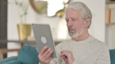 Dijital Tablet kullanan Yaşlı Adam Portresi 