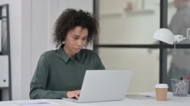 Bilgisayarlı Genç Afrikalı Kadın Kamerayı Gösteriyor 