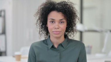 Dizüstü bilgisayar kullanırken kaybolan Afrikalı Kadın Portresi 