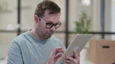 Dijital Tablet kullanan Genç Adam Portresi