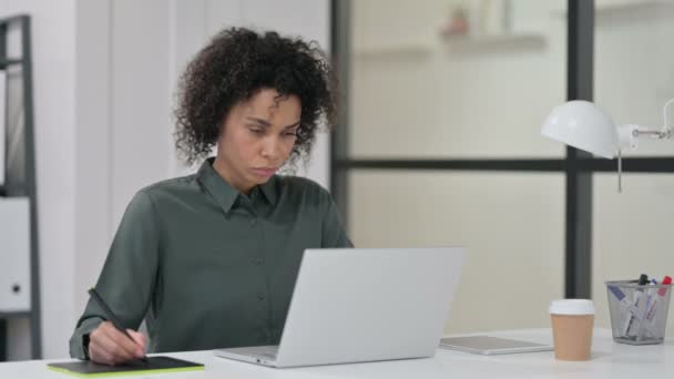 African Woman Projektowanie na tablecie podczas korzystania z laptopa — Wideo stockowe